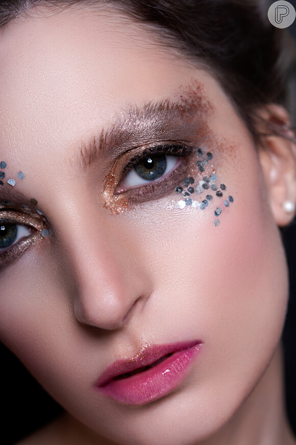 Para uma maquiagem mais sofisticada de Carnaval, a dica é combinar tons metálicos de glitter, como prata e dourado