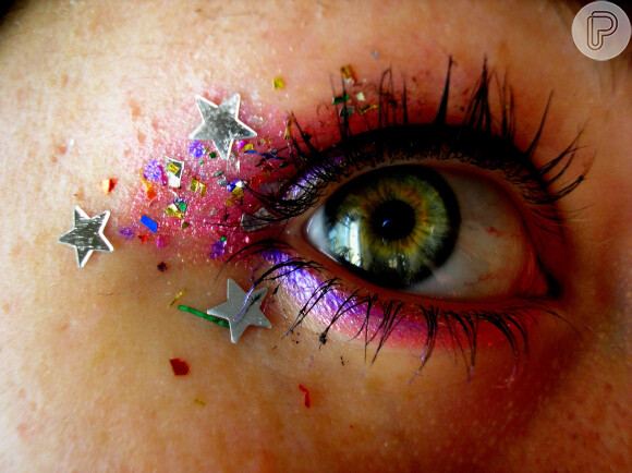 Glitter colorido combinado a estrelinhas deixar o olhar mais cool e divertido no Carnaval
