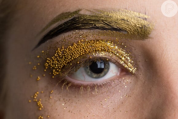 O glitter dourado combina com diversas fantasias de Carnaval e pode compor uma maquiagem mais elegante e sofisticada para os blocos