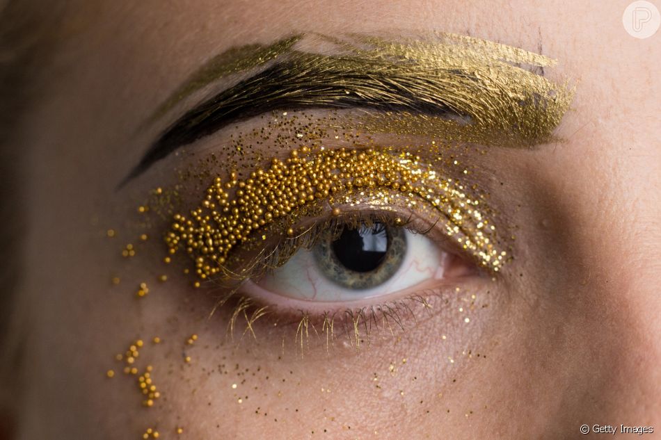 O glitter dourado combina com diversas fantasias de Carnaval e pode compor uma maquiagem mais elegante e sofisticada para os blocos