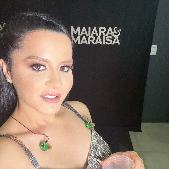 Maraisa subiu ao palco de um show em São Paulo usando curativo no nariz