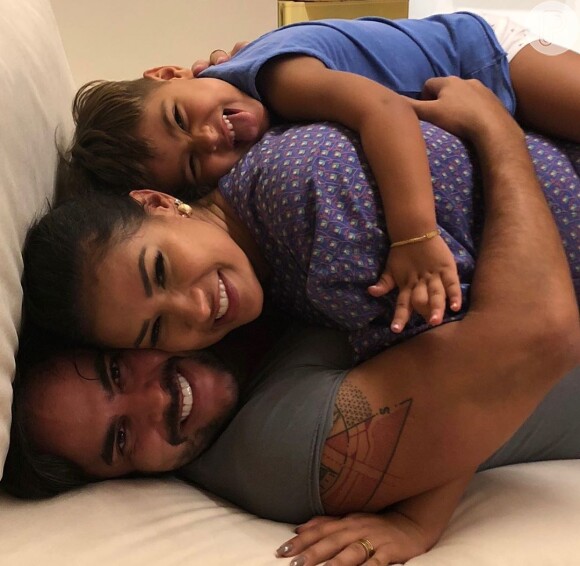 Simone está curtindo dias de folga em Orlando com o marido, Kaká Diniz, e o filho, Henry