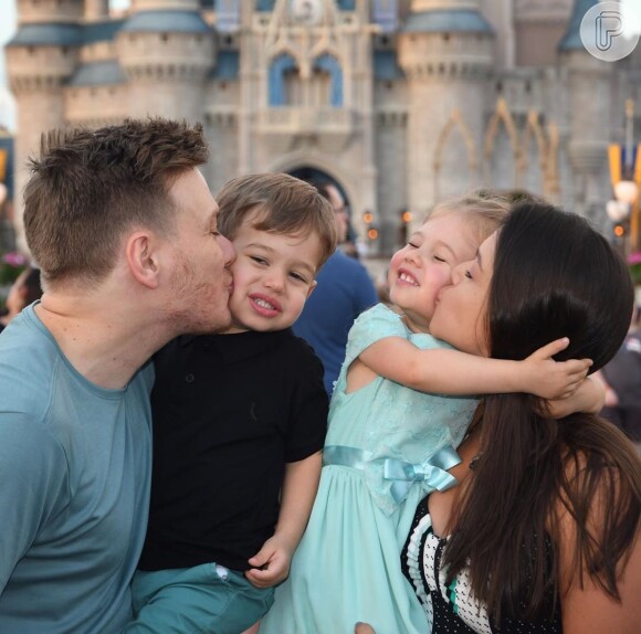Michel Teló e Thais Fersoza dão beijo nos filhos em foto na Disney dos Estados Unidos nesta terça-feira, dia 14 de janeiro de 2020