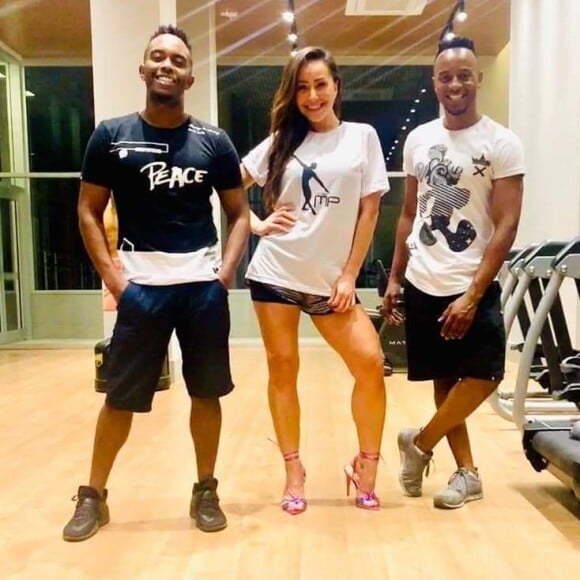 Sabrina Sato faz aulas de samba com os professores de dança Marcus Prado e Victor Allonzo