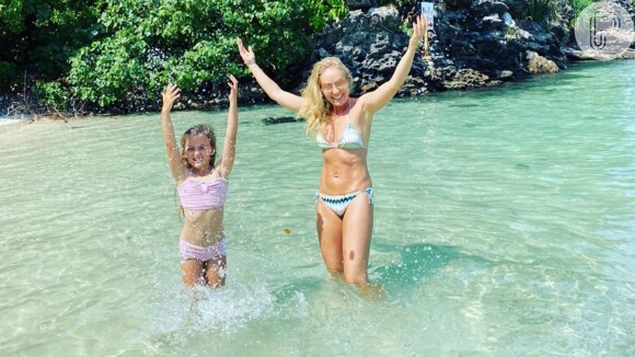 Angélica e filha, Eva, esbanjam estilo com biquíni em foto na praia nesta quinta-feira, dia 16 de janeiro de 2020