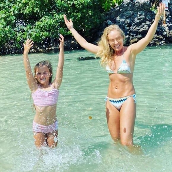 Angélica e filha, Eva, esbanjam estilo com biquíni em foto na praia nesta quinta-feira, dia 16 de janeiro de 2020