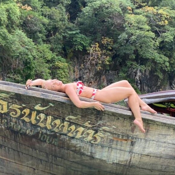 Angélica exibe corpo sarado em biquíni em foto na praia nesta quinta-feira, dia 16 de janeiro de 2020
