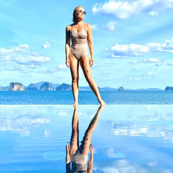 Angélica exibe corpo sarado em look com biquíni em foto na praia nesta quinta-feira, dia 16 de janeiro de 2020