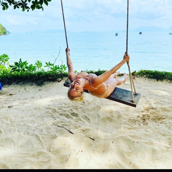 Angélica mostra corpo sequinho em foto de biquíni na praia nesta quinta-feira, dia 16 de janeiro de 2020