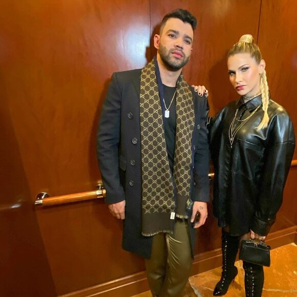 Mulher de Gusttavo Lima, Andressa Suita aposta em look com cauda neste domingo, dia 19 de janeiro de 2020