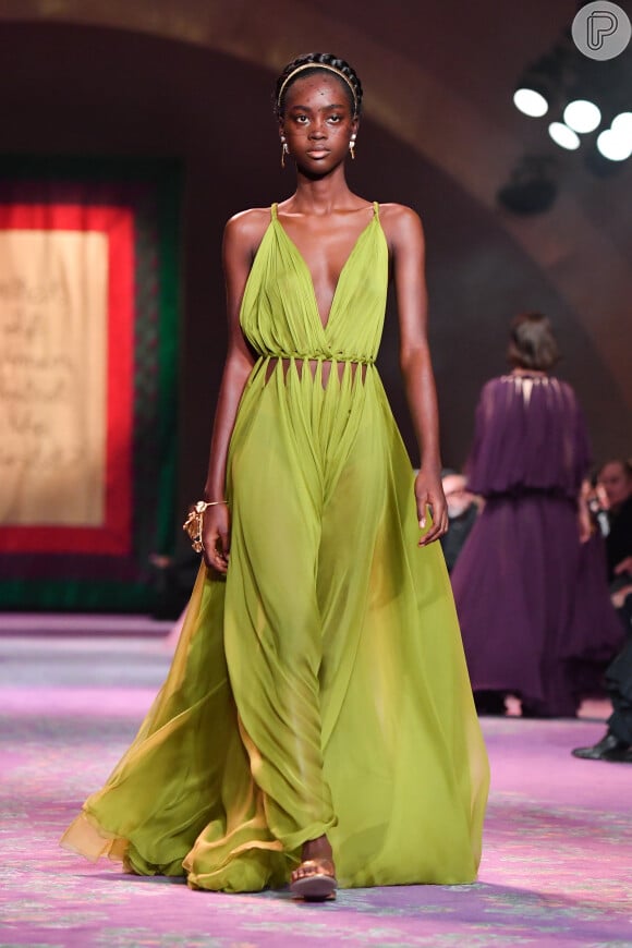 Tendência de moda Dior: vestido com transparência, fluidez e vazado é aposta da coleção de alta-costura da grife