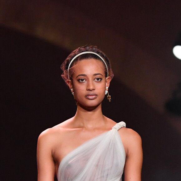 Tendência de moda Dior: vestido com babados, em alta na temporada, apareceu no desfile de alta-costura da grife