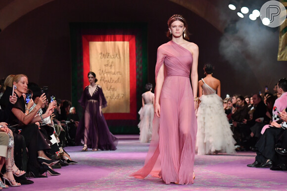 Tendência de moda Dior: vestido com transparência e na trend um ombro só
