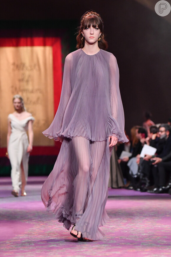 Vestido com fluidez e transparência são destaque da coleção de alta-costura da Dior