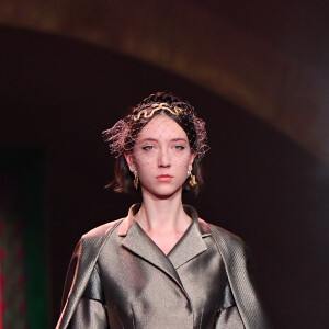 Tendência de moda Dior: os tailleurs, clássicos da maison, apareceram em tons acetinados