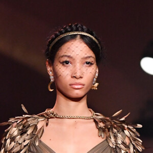 Tendência de moda Dior: vestidos plissados foram apresentados no desfile de alta-costura