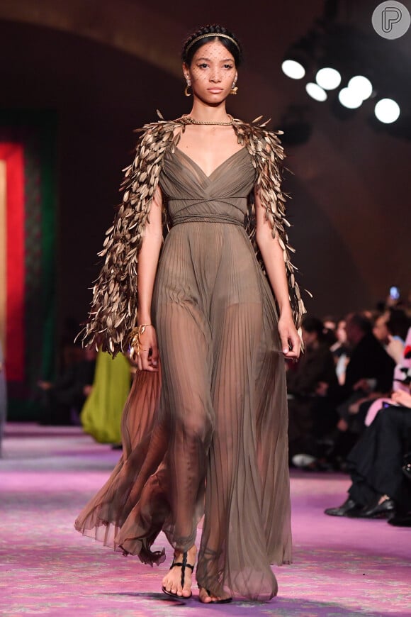 Tendência de moda Dior: vestidos plissados foram apresentados no desfile de alta-costura