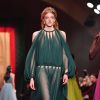 Tendência de moda Dior: vestido com mangas bufantes, fluidez e transparência