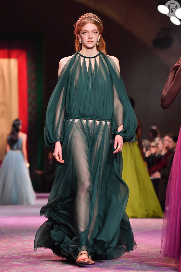 Tendência de moda Dior: vestido com mangas bufantes, fluidez e transparência