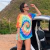 Agatha Moreira aposta na trend tie dye com t-shirt com numeração maior, com pegada em minivestido