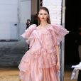 Moda Paris: volume a batom vermelho é hit em desfile da Xuan no Paris Fashion Week