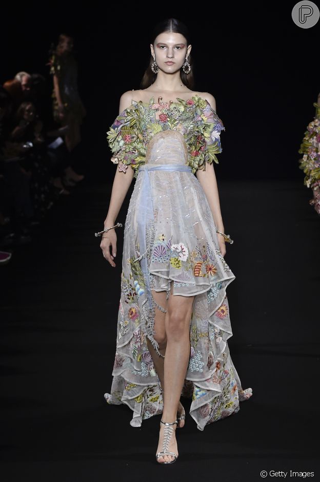 Moda Paris: flores e folhagens bombaram no desfile da Rahul Mishra no Paris Fashion Week