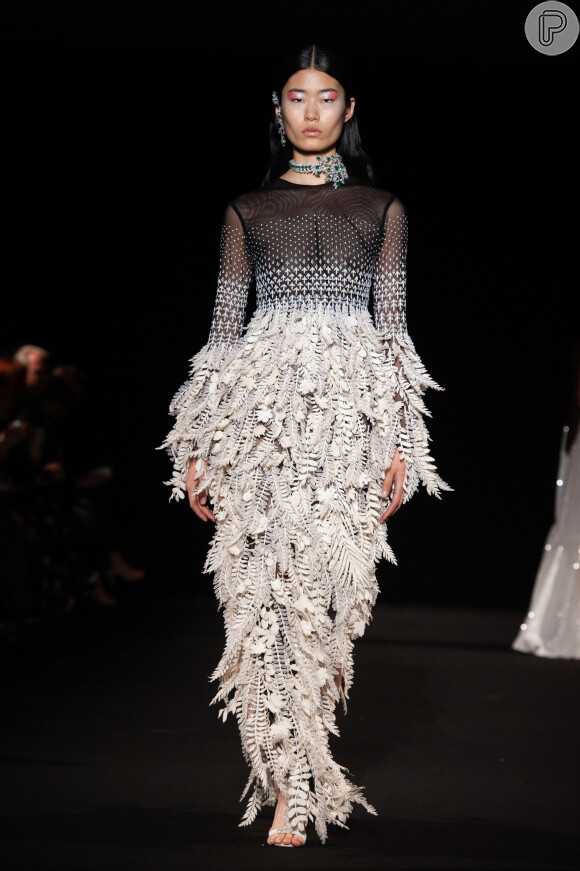 Moda Paris: folhas dando volume na roupa marcou o desfile da Rahul Mishra no Paris Fashion Week