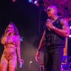 Anitta se divertiu com o cantor Léo Santana no palco do ensaio de seu bloco de Carnaval