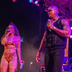 Anitta se divertiu com o cantor Léo Santana no palco do ensaio de seu bloco de Carnaval