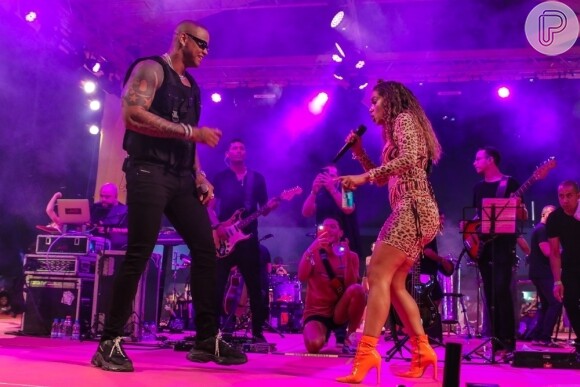 Anitta e Léo Santana cantaram juntos e um vídeo fez fãs suspeitarem de um beijo entre os cantores