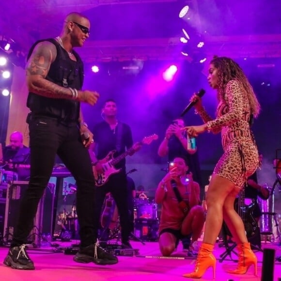 Anitta e Léo Santana cantaram juntos e um vídeo fez fãs suspeitarem de um beijo entre os cantores