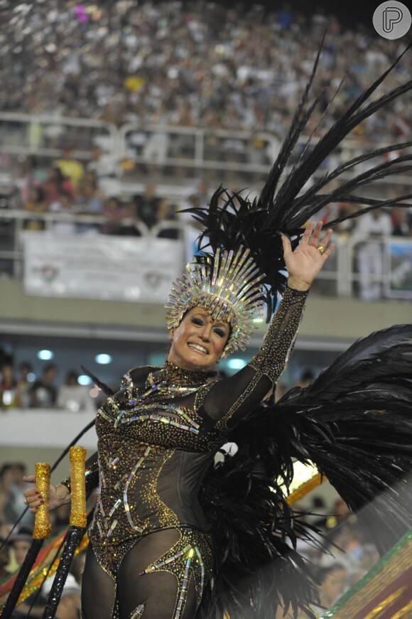 Susana Vieira acena ao povo durante a passagem pela Marquês de Sapucaí no Carnaval 2013