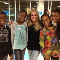 Susana Vieira posa com fãs da Angola em aeroporto de São Paulo