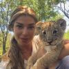 Grazi Massafera faz foto com filhote de leão na África do Sul