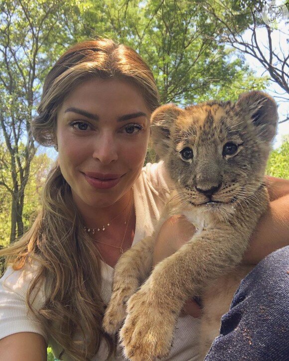 Grazi Massafera faz foto com filhote de leão na África do Sul