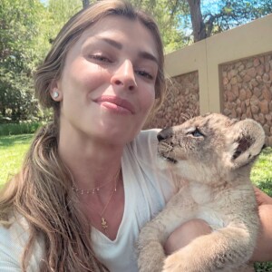 Grazi Massafera faz foto fofa com filhote de leão