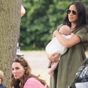 Meghan Markle, após o nascimento do filho, relatou se sentir fragilizada pelo assédio da imprensa