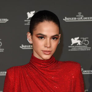 Bruna Marquezine combina peça oversized em nova campanha de perfume nesta sexta-feira, dia 31 de janeiro de 2020