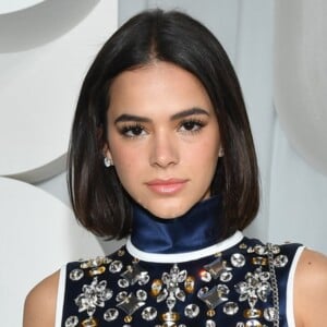 Bruna Marquezine aposta em office look oversized em nova campanha de perfume nesta sexta-feira, dia 31 de janeiro de 2020