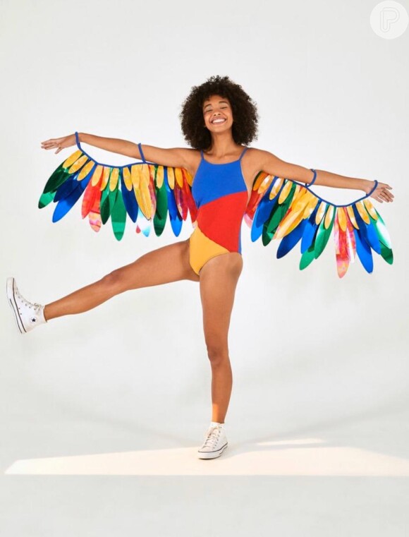 Moda de Carnaval da Farm conta com fantasias com asas bem volumosas e coloridas