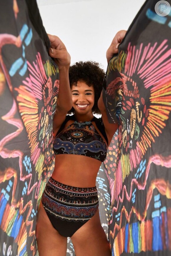 Moda de Carnaval da Farm tem conjuntinho combinando com asa de borboleta estampada