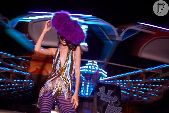 Moda de Carnaval da A.Brand conta tons vibrantes, listras e plumas
