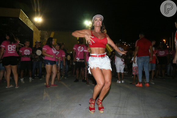 Viviane Araujo deixou pernas definidas à mostra em ensaio de Carnaval