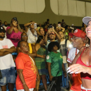 Viviane Araujo caiu no samba em ensaio do Salgueiro