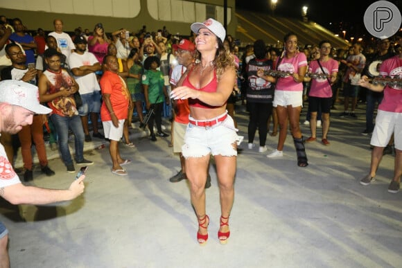 Viviane Araujo caiu no samba em ensaio do Salgueiro