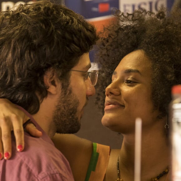 Nos próximos capítulos da novela 'Amor de Mãe', Danilo (Chay Suede) e Camila (Jéssica Ellen) aceitam em Thelma (Adriana Esteves) gerar o filho deles