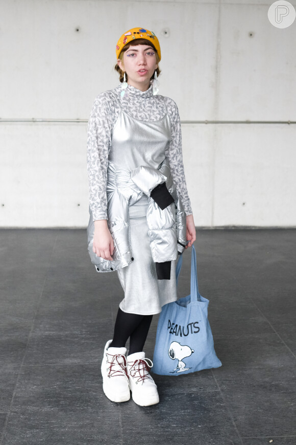 Moda do street style: bolsas estilo saco brilham em looks em Madri