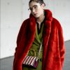 Moda do street style de Madri: bolsas com shape colorido e listrado brilham em looks