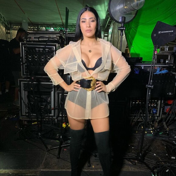 Dupla de Simone, Simaria valoriza corpo em look decotado em foto nesta quarta-feira, dia 05 de fevereiro de 2020