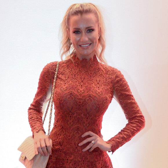 Ana Paula Siebert posou colada com irmã e semelhança chamou atenção na web nesta sexta-feira, 7 de fevereiro de 2020